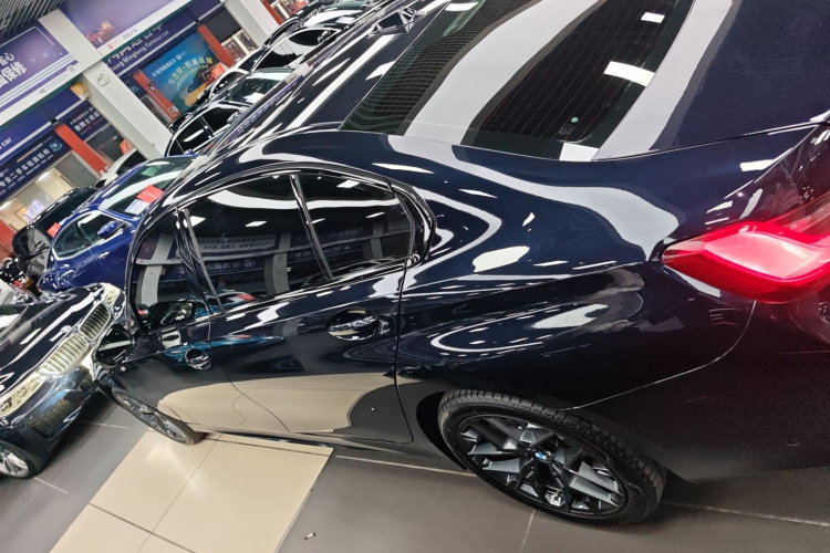 宝马3系 2025款 330Li M运动曜夜套装车身外观4