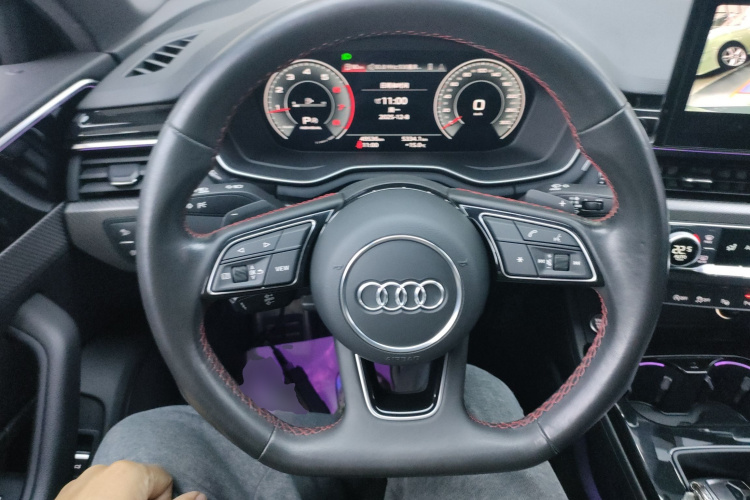 奥迪A4L 2022款 40 TFSI quattro RS套件燃速型中控内饰13