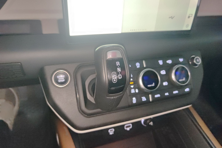 路虎卫士 2023款 改款 110 3.0T P400 暗黑特别版局部细节18