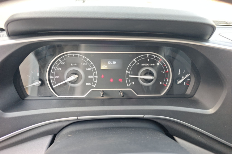 上汽大通MAXUS 新途V80 2024款 傲运通超值版 6MT 短轴超低顶127Ps 5/6座局部细节14