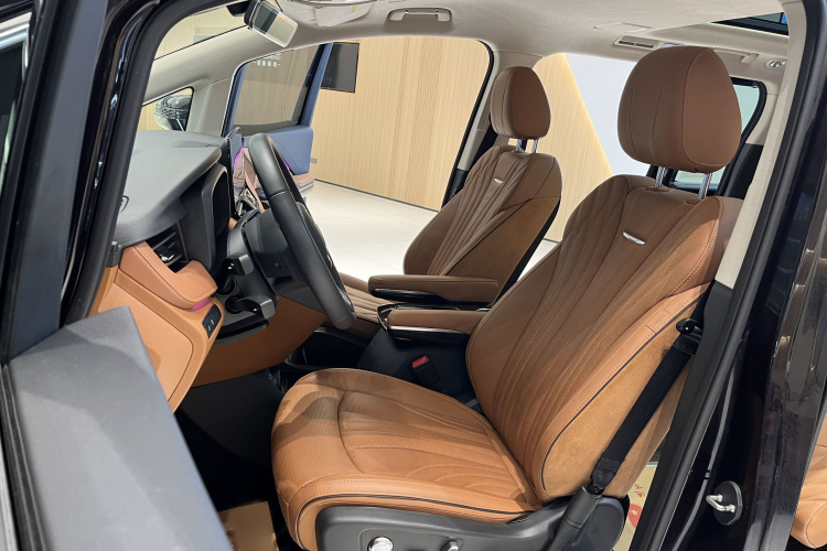 红旗HQ9 2023款 2.0T 智联旗领版中控内饰7004