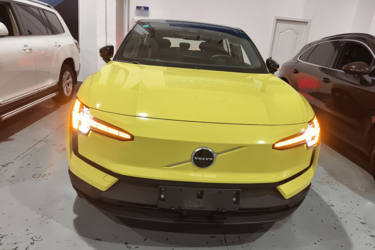 沃尔沃EX30 2025款 后驱长续航版 Ultra车身外观2