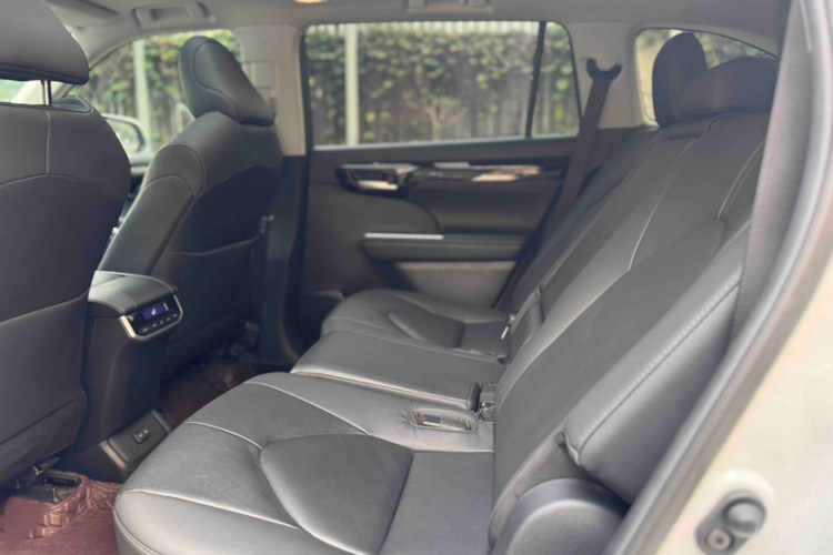 丰田 汉兰达 2022款 双擎 2.5L 两驱尊贵版 7座中控内饰7006