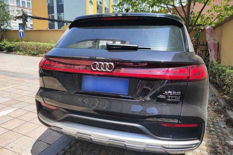 奥迪Q6 2024款 45 TFSI quattro 齐云型 羽林套装 7座车身外观6004