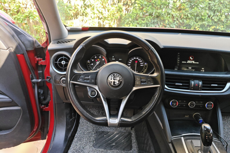 阿尔法·罗密欧 Stelvio斯坦维 2017款 2.0T 200HP 精英版中控内饰13