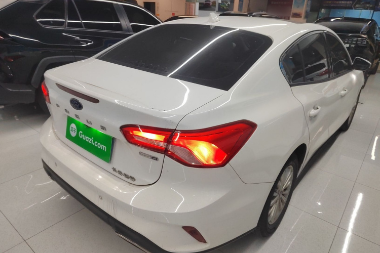 福特 福克斯 2021款 三厢 EcoBoost 180 自动锋潮型车身外观7