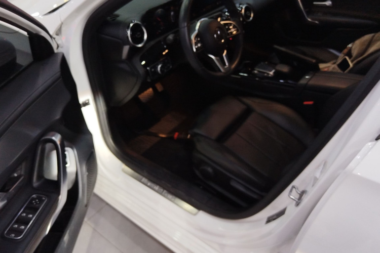 奔驰A级 2021款 改款 A 180 L 运动轿车中控内饰20