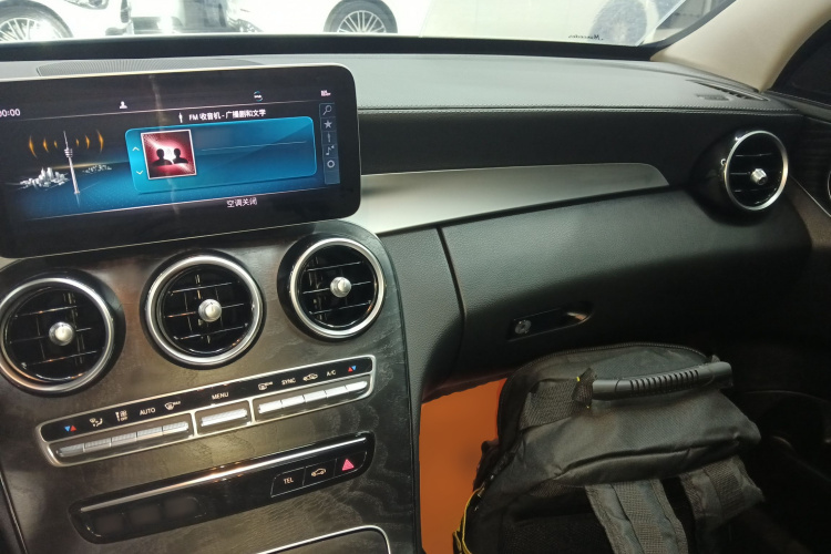 奔驰C级 2019款 C 180 L 时尚型运动版中控内饰12