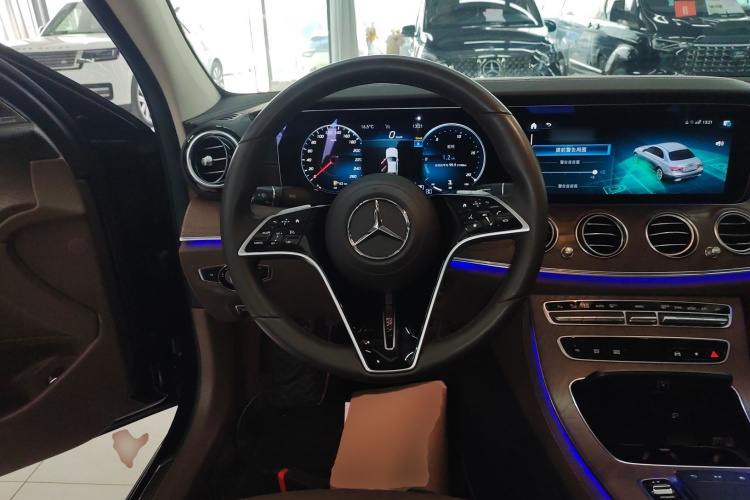 奔驰E级 2023款 改款 E 300 L 时尚型中控内饰13