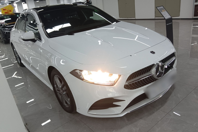 奔驰A级 2020款 改款二 A 180 L 运动轿车车身外观3