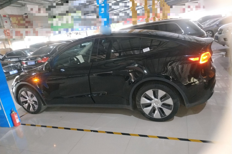 特斯拉 Model Y 2022款 改款 后轮驱动版车身外观4