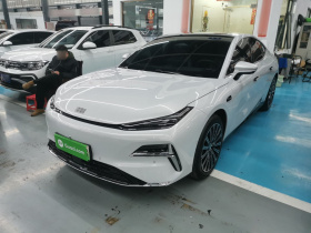 吉利银河 银河星耀8 2025款 130km EM-i 旗舰版