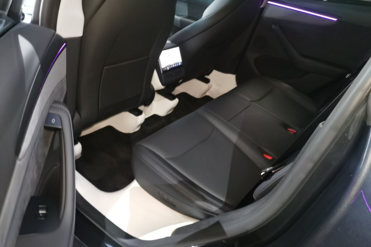 特斯拉 Model Y 2025款 长续航全轮驱动 首发版中控内饰7004