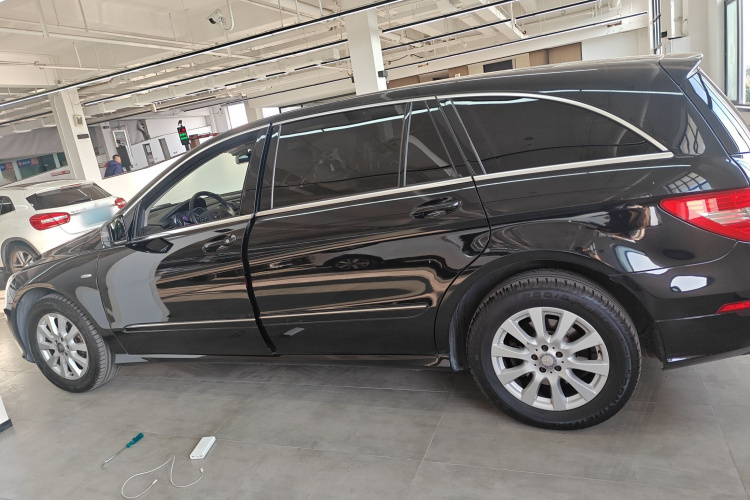 奔驰R级 2017款 R 320 4MATIC 商务型臻藏版车身外观4