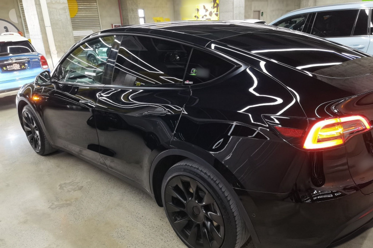 特斯拉 Model Y 2022款 长续航全轮驱动版车身外观4