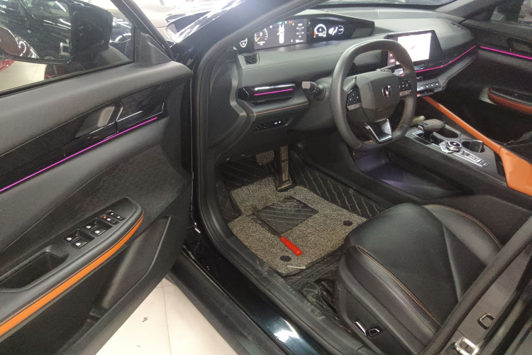 长安UNI-V 2023款 1.5T 尊贵型中控内饰7003