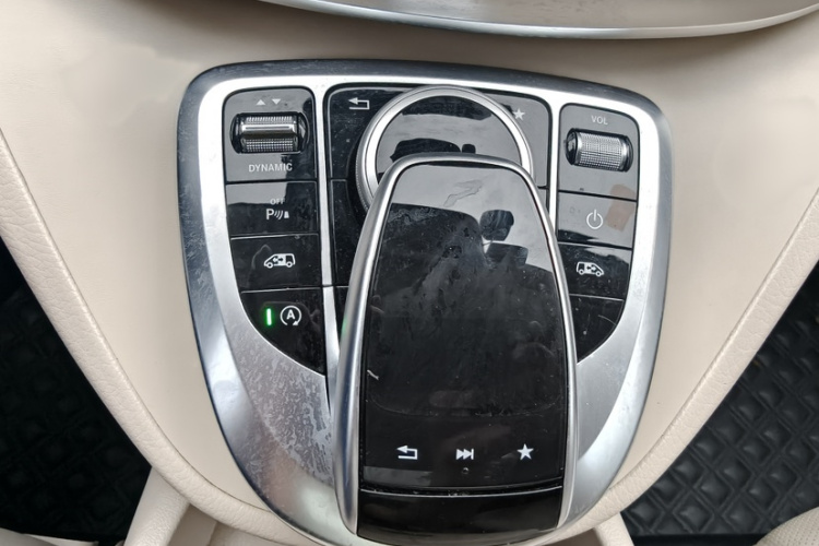 奔驰V级 2018款 V 260 L 尊贵加长版 国VI中控内饰7011