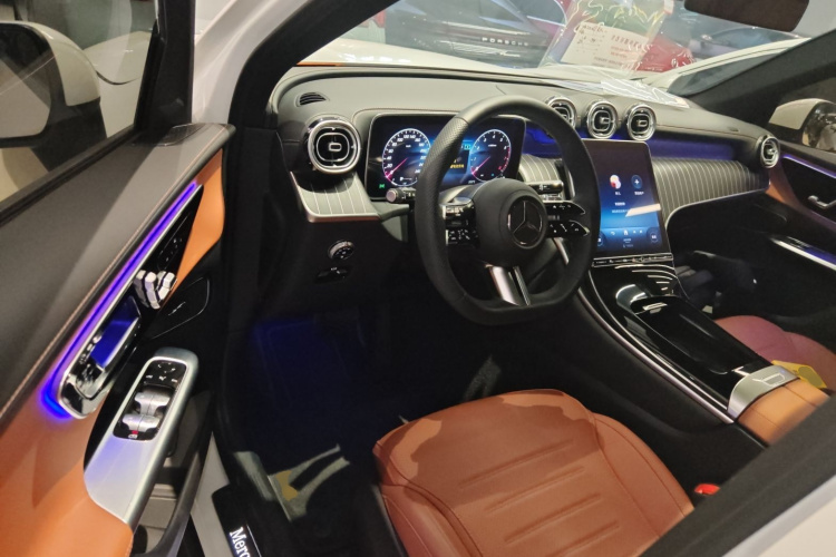奔驰GLC 2023款 改款 GLC 260 L 4MATIC 豪华型 5座中控内饰7003