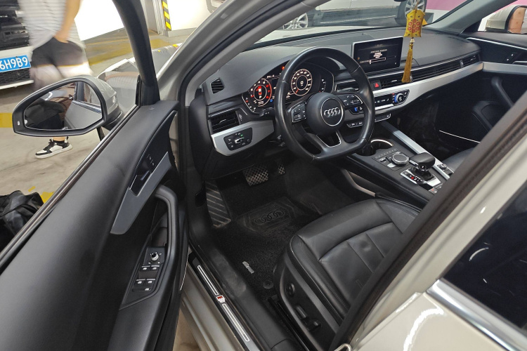 奥迪A4L 2017款 Plus 40 TFSI 运动型中控内饰7003