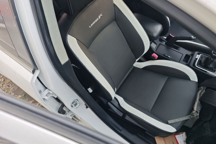 三菱 翼神 2016款 1.8L 手动黑白复刻版局部细节41