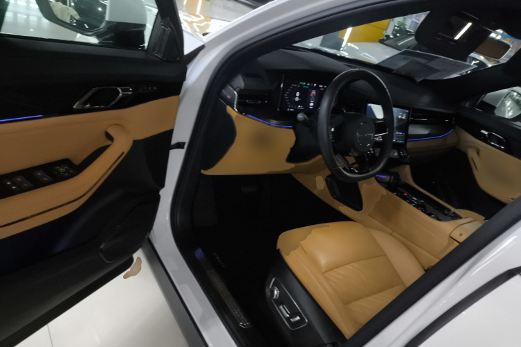 领克09 EM-P 2021款 2.0T PHEV Halo 六座中控内饰7003