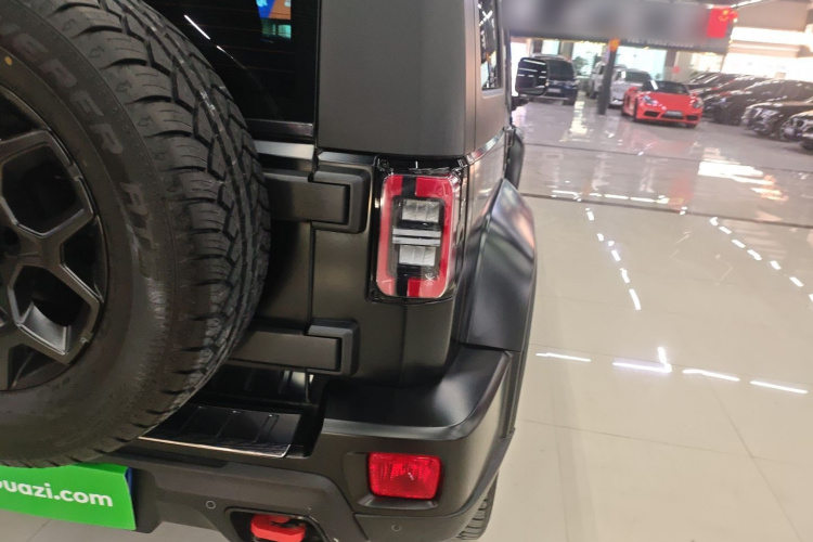 北京越野 北京BJ40 2024款 2.0D 刀锋英雄荣耀版车身外观9