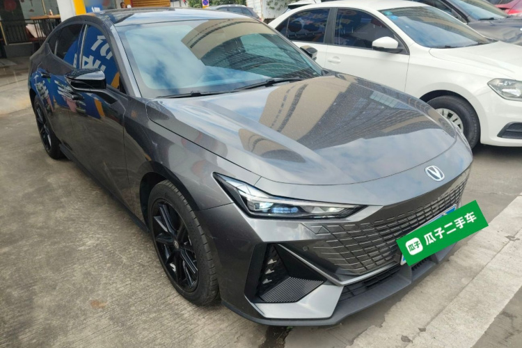 长安UNI-V 2022款 1.5T 尊贵型车身外观3