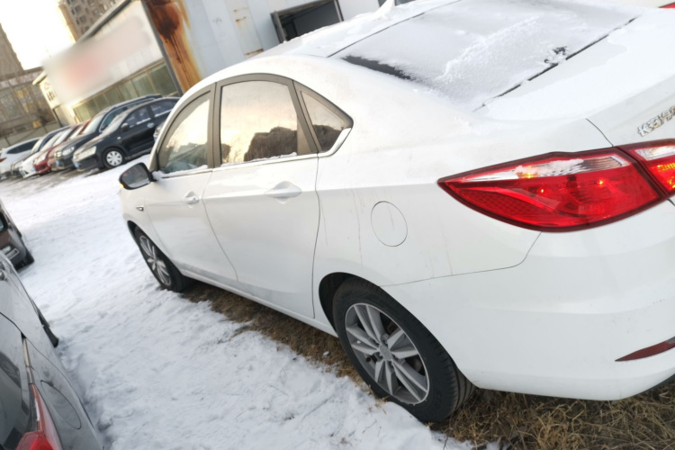 长安 逸动 2016款 1.6L 自动风尚型车身外观4