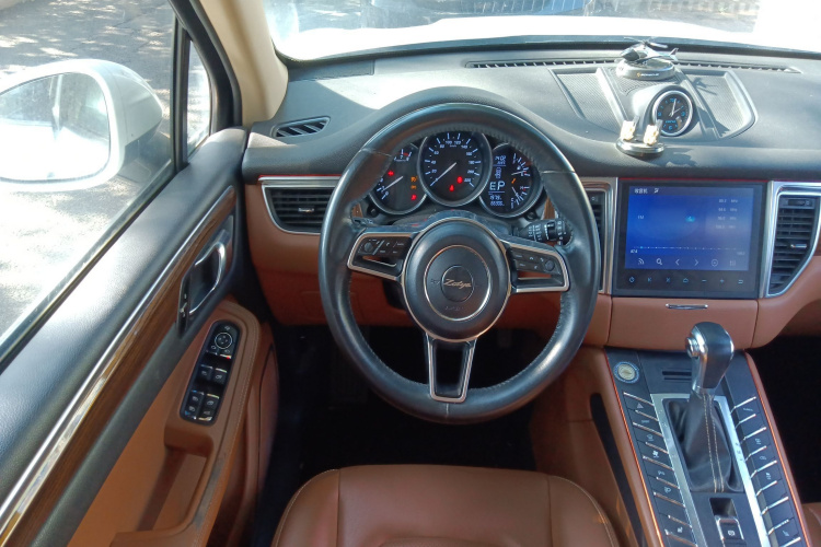 众泰SR9 2017款 2.0T 自动极致之心版中控内饰13