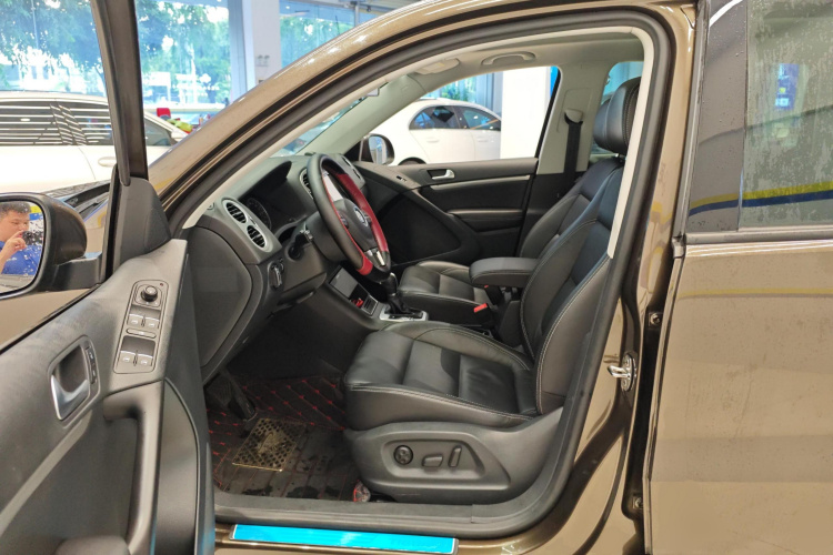 大众 途观 2017款 300TSI 自动两驱丝绸之路舒适版中控内饰19