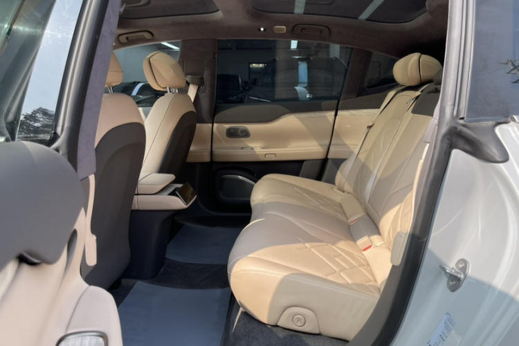 蔚来ET7 2022款 100kWh 首发版中控内饰7009