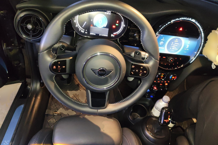 MINI 2023款 改款 2.0T COOPER S 艺术家中控内饰13