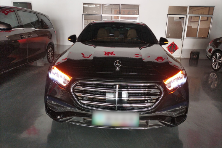 奔驰E级新能源 2024款 E 350 e L 插电式混合动力运动轿车车身外观2