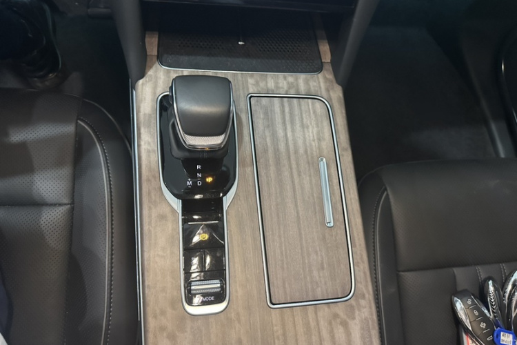 红旗HS7 2023款 2.0T 自动四驱旗畅版 六座中控内饰7004