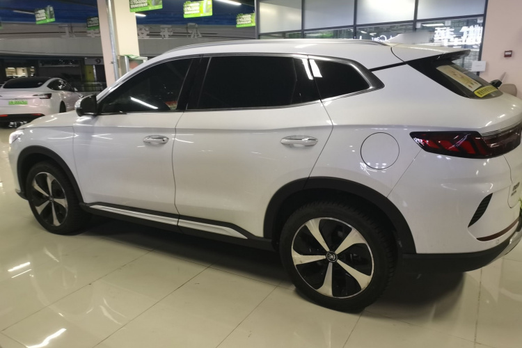 比亚迪 宋PLUS新能源 2021款 DM-i 51KM 尊荣型车身外观4