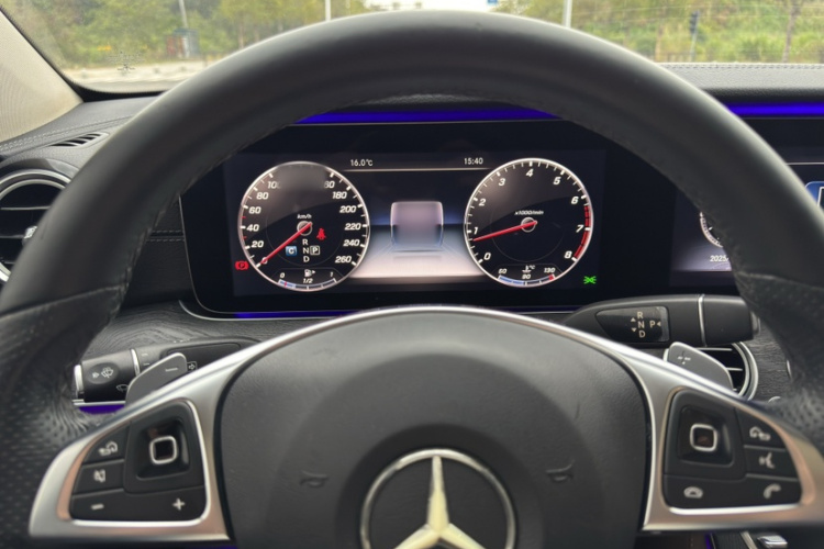 奔驰E级 2017款 E 300 L 运动豪华型中控内饰7006