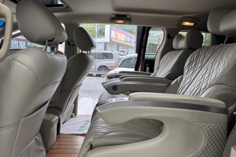 别克GL8 2018款 28T 尊贵型 国VI中控内饰7010