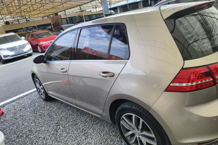 大众 高尔夫 2016款 230TSI 自动豪华型车身外观4