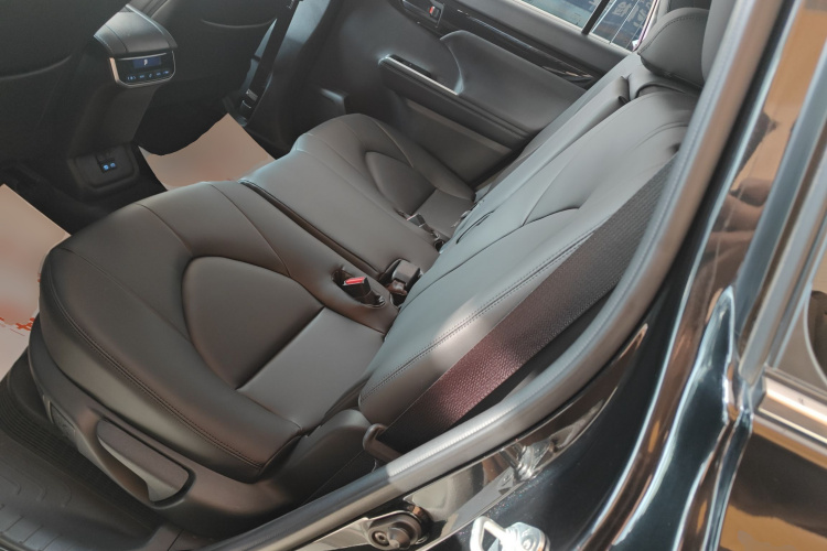 丰田 汉兰达 2022款 双擎 2.5L 四驱精英版 7座中控内饰7004