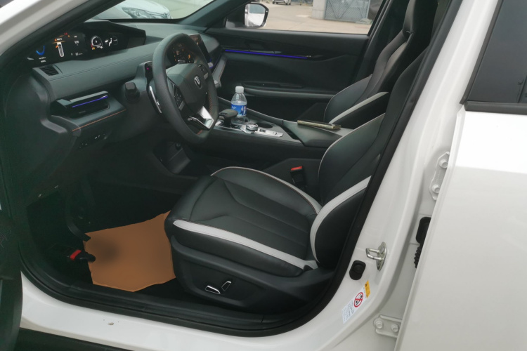 长安UNI-V 2023款 1.5T 尊贵型中控内饰19