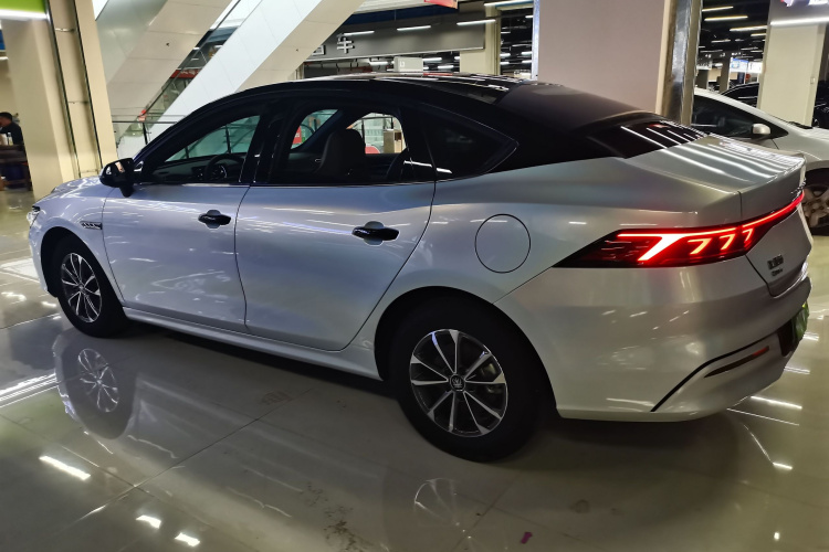 比亚迪 秦PLUS 2023款 冠军版 DM-i 55KM领先型车身外观4