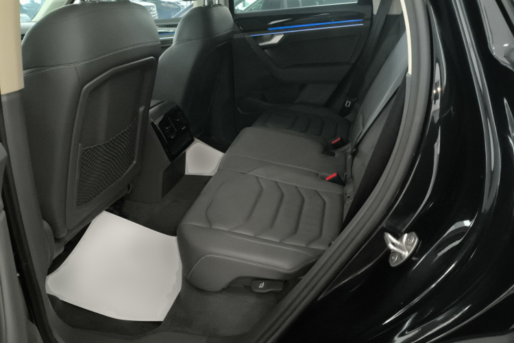 大众 途锐 2022款 3.0TSI 锐享版 曜黑运动套装中控内饰21