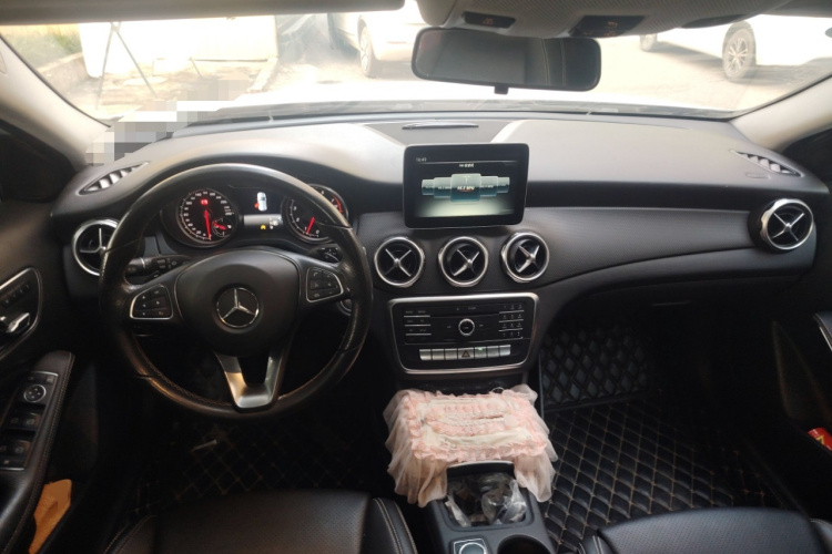 奔驰GLA 2017款 GLA 200 动感型中控内饰12