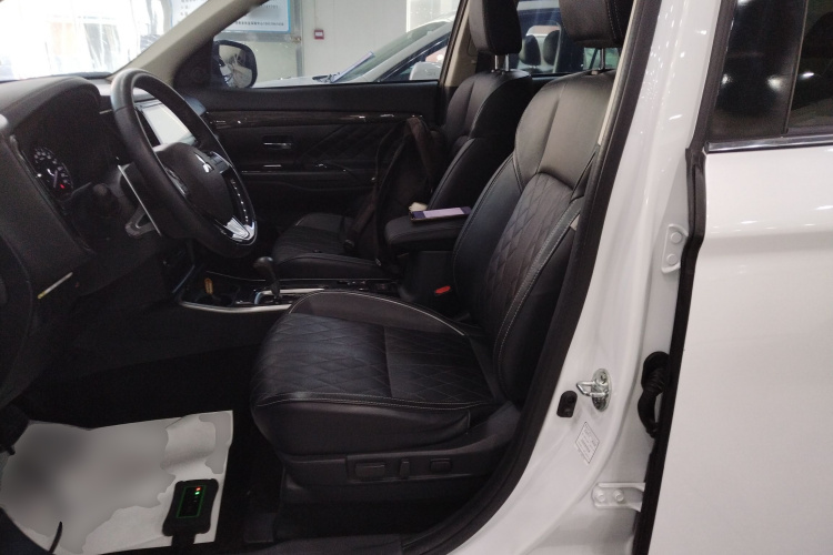 三菱 欧蓝德 2020款 2.4L 四驱致享版 5座中控内饰19