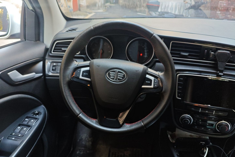 一汽 骏派D60 2017款 1.5L 手动豪华型中控内饰13