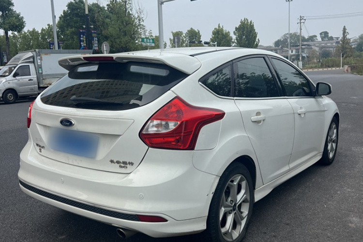 福特 福克斯 2012款 两厢 2.0L 自动豪华运动型车身外观6005