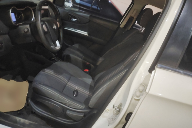 东风风神AX3 2016款 1.5L 自动尊酷型中控内饰19