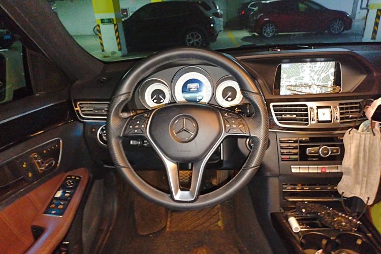 奔驰E级 2015款 E 260 L 运动豪华型中控内饰13
