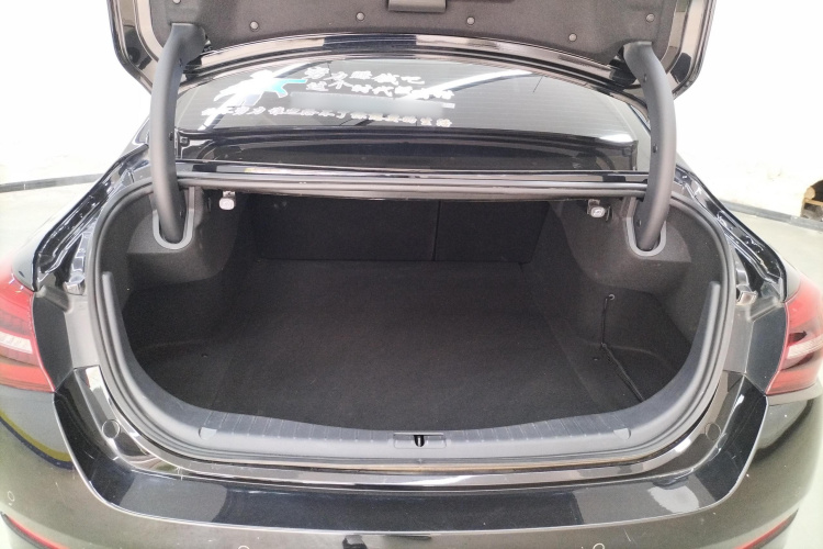 红旗H5 2022款 经典款 1.5T DCT旗悦版机舱底盘23