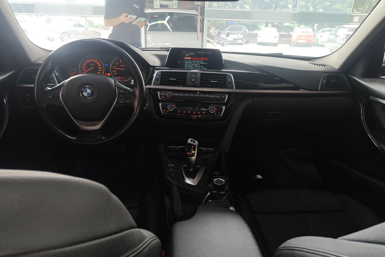 宝马3系 2018款 320Li 时尚型中控内饰12